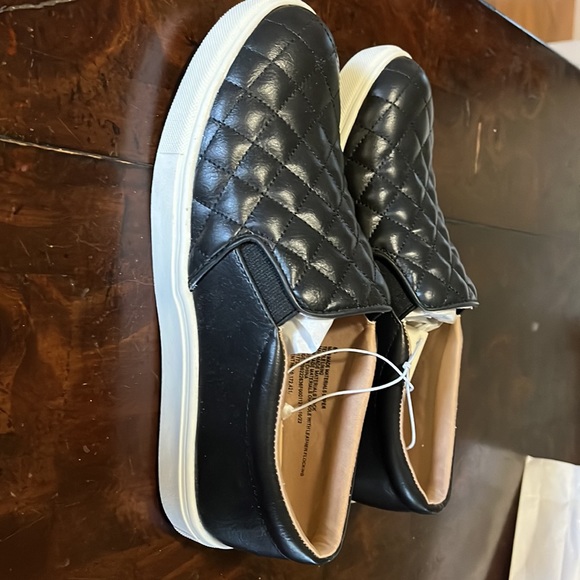 Women’s size 8.5 quilted shoes - Picture 2 of 3